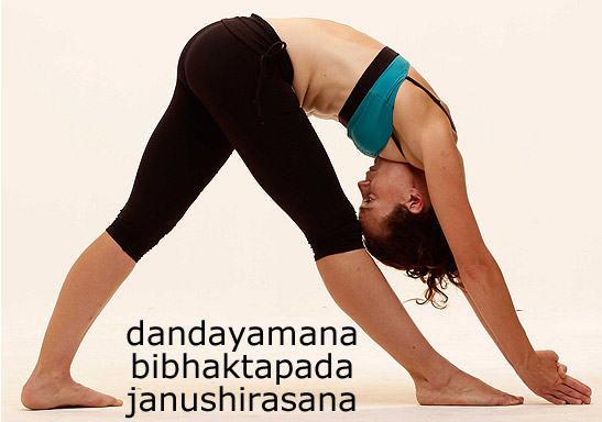 Frente toca rodilla con piernas separadas